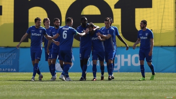 Отборът на Верея се раздели с 12 футболисти и украинския