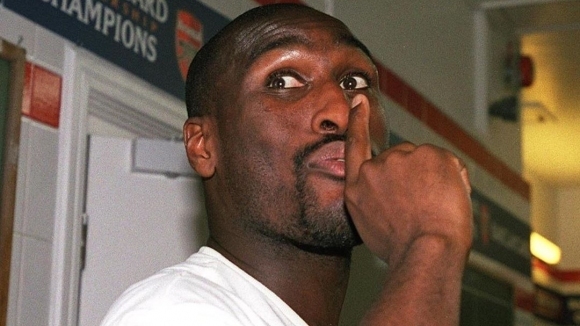 Бившият национал на Англия Сол Кембъл се вкара в беля