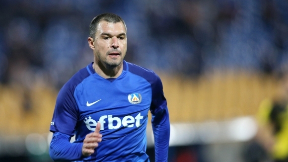 Нападателят на Левски Валери Божинов влезе в автобуса на Ботев