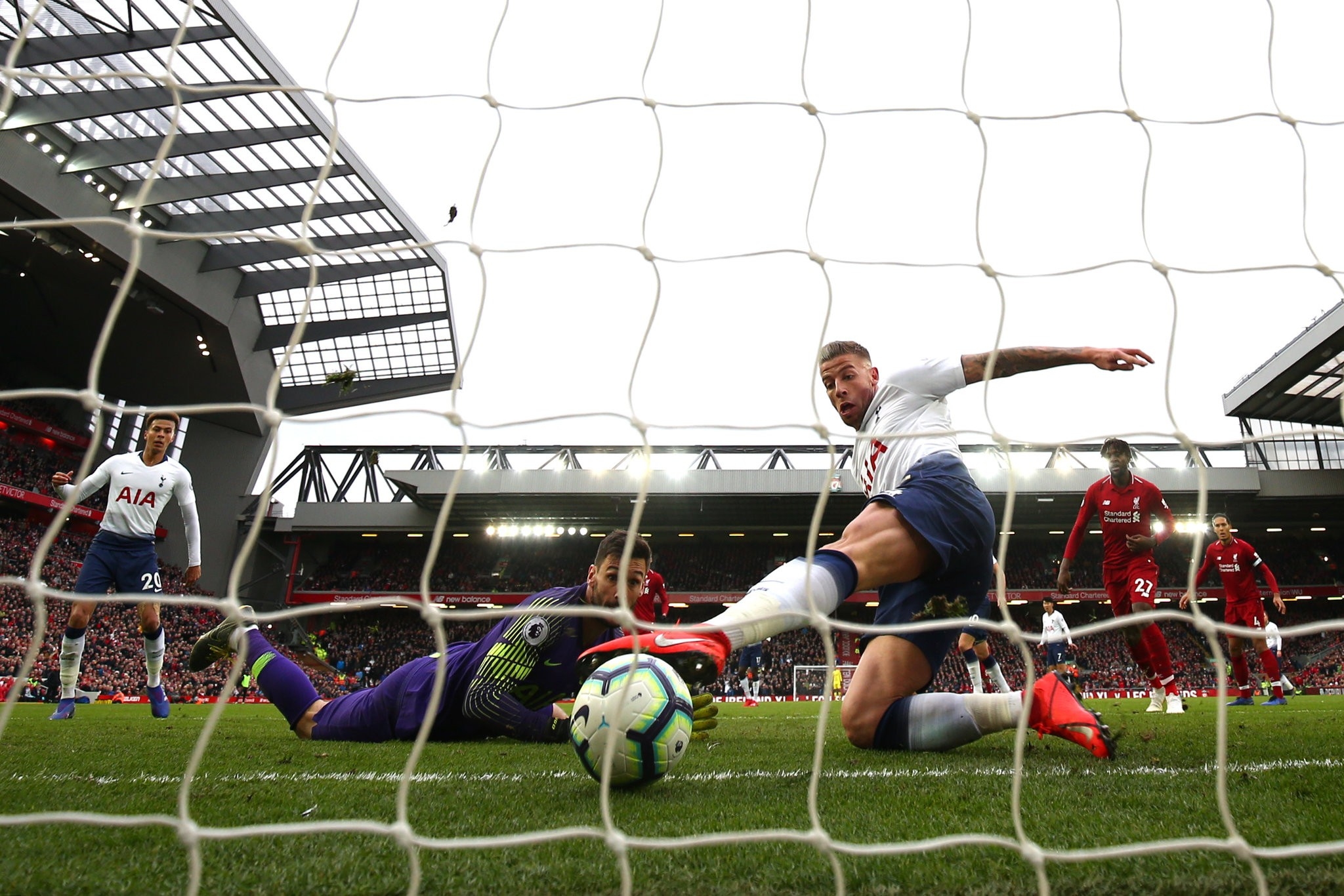 Името на Мохамед Салах грейна на таблото и проехтя от