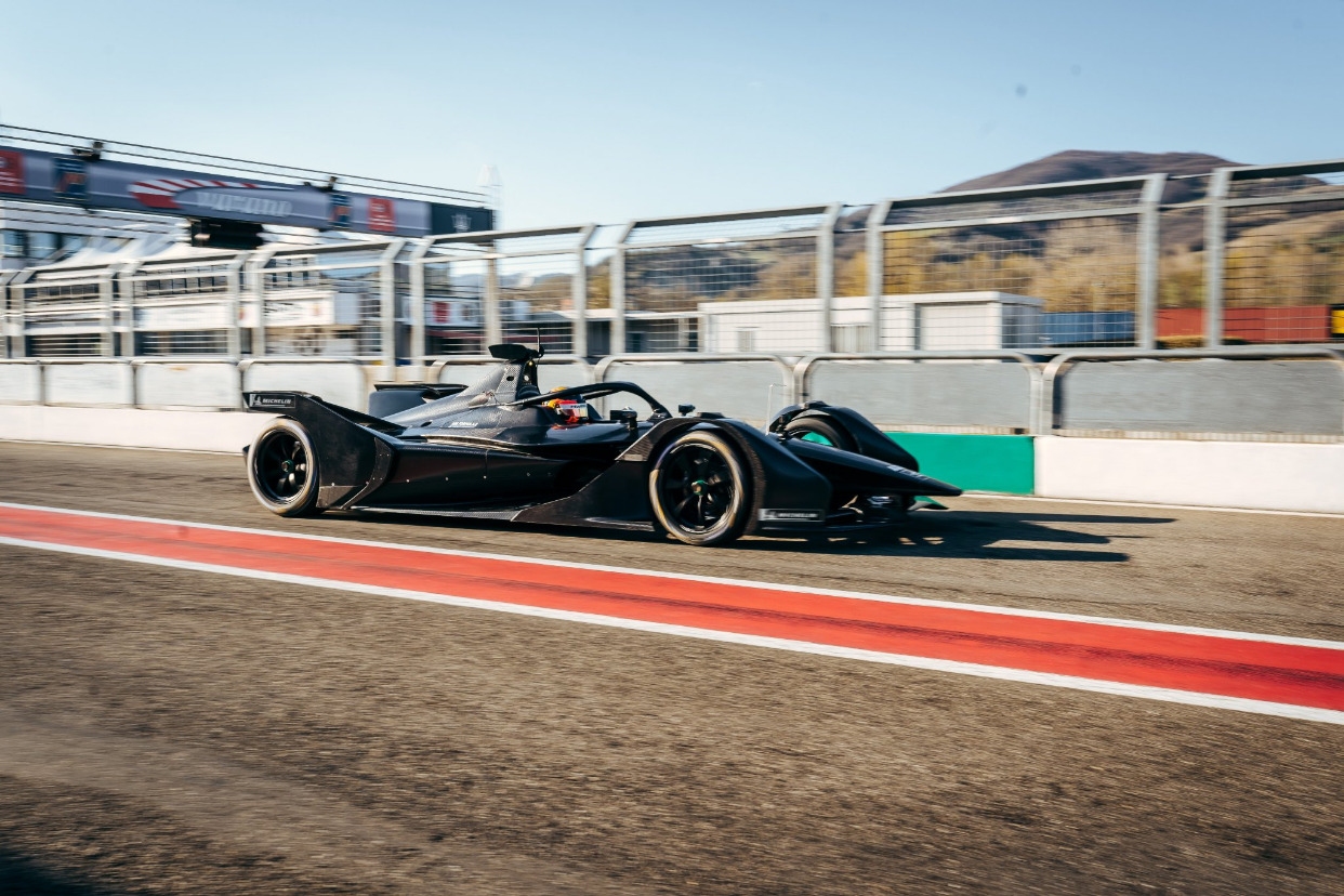 Състезателният автомобил на Мерцедес за Формула Е направи своя дебют