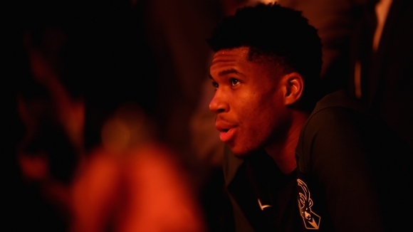 Янис Адетокумбо е всеобщ любимец на феновете в НБА Скромното