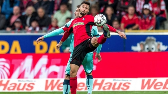 Нападателят Тим Клайндиенст поднови своя договор с Фрайбург потвърдиха от