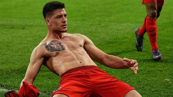 Сръбският национал Лука Йович показа наследника си 22 годишният Йович който засега