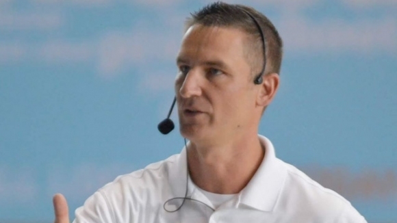 Колежанският треньор Крис Диал ще проведе открита тренировка в София