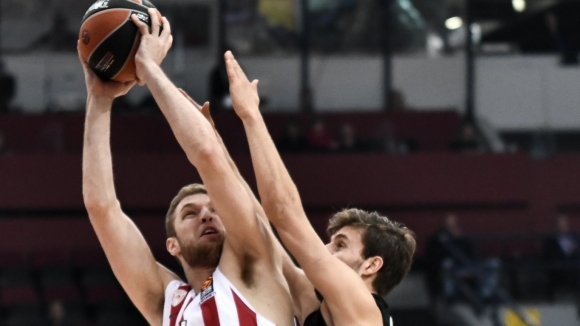 Българският национал Александър Везенков и съотборниците му от Олимпиакос Пирея