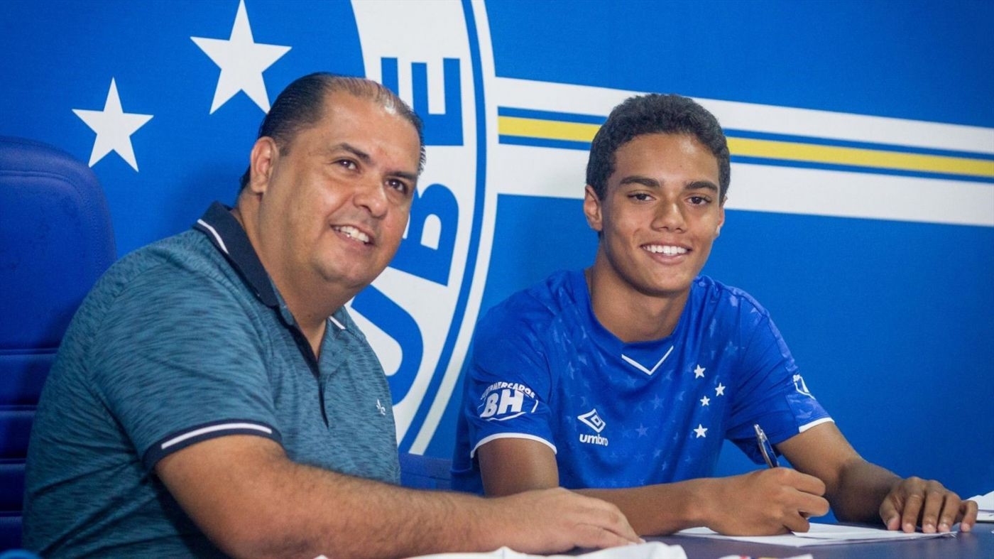 14 годишният Жоао Мендеш син на бившия бразилски национал Роналдиньо подписа
