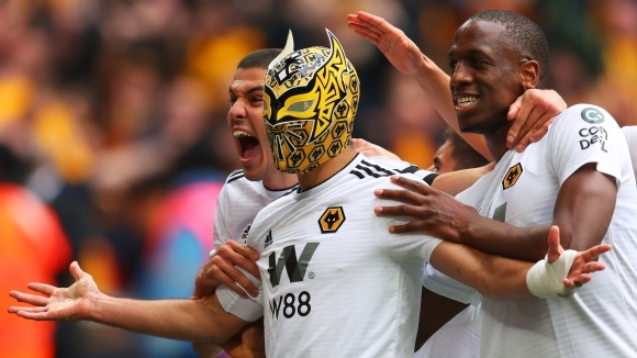 Нападателят на Уулвърхамптън Раул Хименес последва примера на колегата си