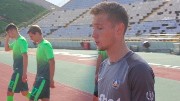 Талантливият защитник на Левски Томислав Папазов започна тренировки с втория