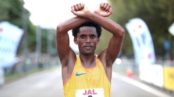 Етиопският бегач който прикова вниманието на света към вълната от