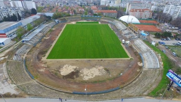 Стадион Спартак във Варна вече се радва на ново тревно