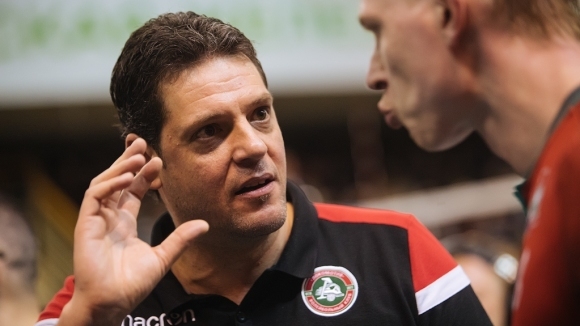 Воденият от бившия национален селекционер Пламен Константинов Локомотив Новосибирск ще