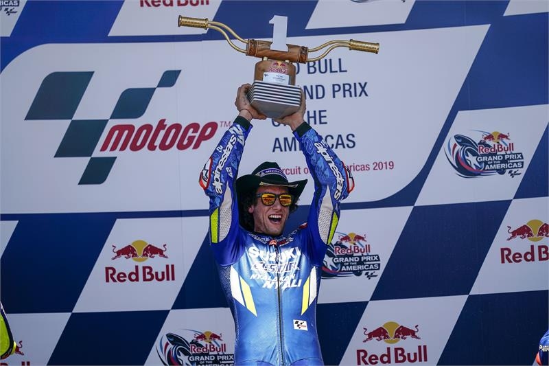 Младият талант на Suzuki Алекс Ринс спечели първата си победа