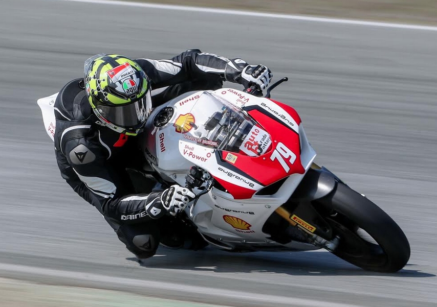 Звездата на Overdrive Racing Team Ангел Караньотов с мотоциклет Ducati