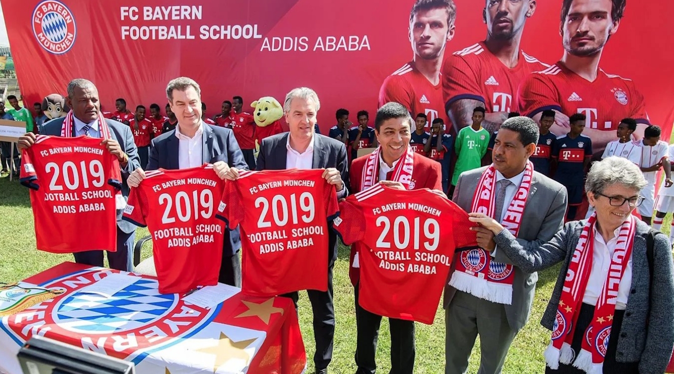 Германският гранд Байерн Мюнхен открива първото си футболно училище в