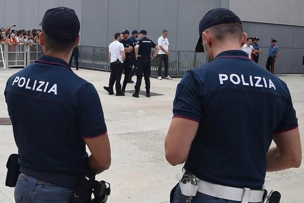 Над 100 привърженици на Аякс бяха задържани от италианската полиция