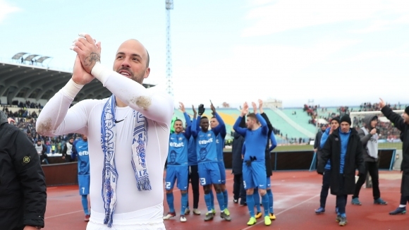 Националният вратар на България Николай Михайлов ще остане на стадион