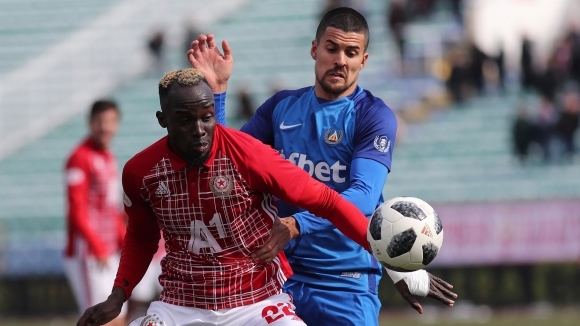 Днес в 17 15 часа отборите на ЦСКА София и Левски излизат