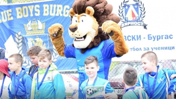 Талисманът на Левски Лъвски зарадва десетки деца на футболния