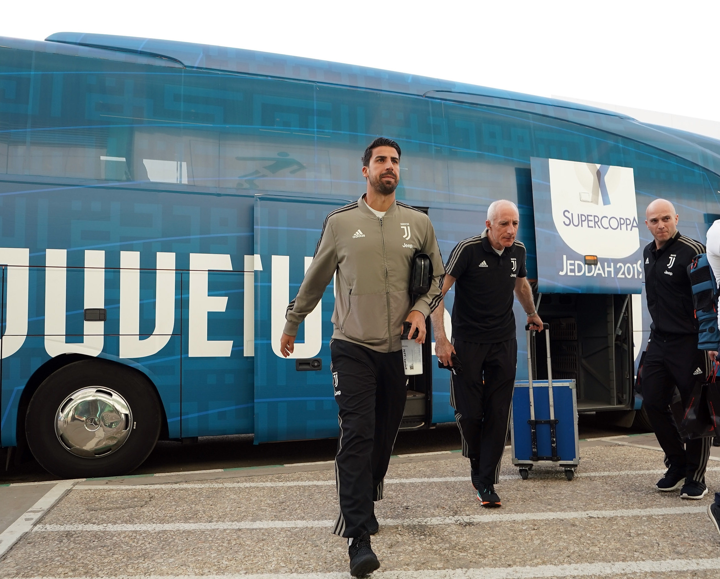 Операцията на Сами Кедира премина успешно и халфът на Ювентус