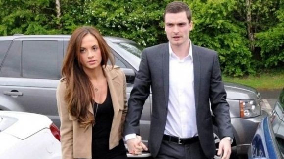 Излезлият наскоро от затвора Адам Джонсън редовно посещава биввшата си