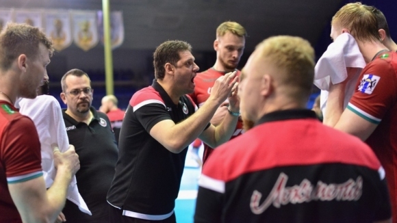 Воденият от бившия национален селекционер Пламен Константинов Локомотив Новосибирск стартира