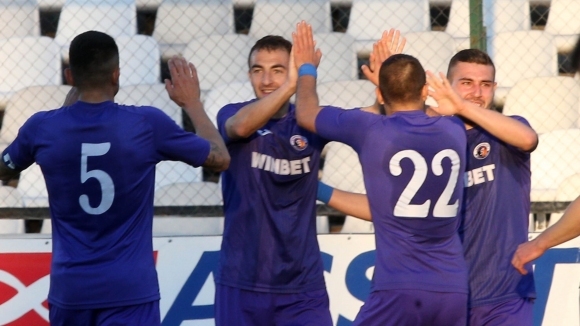 Етър осигури оставането на трима от най добрите си футболисти съобщава