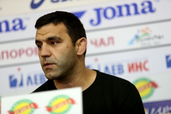 Старши треньорът Петър Касабов и неговият помощник Мариян Недков взеха