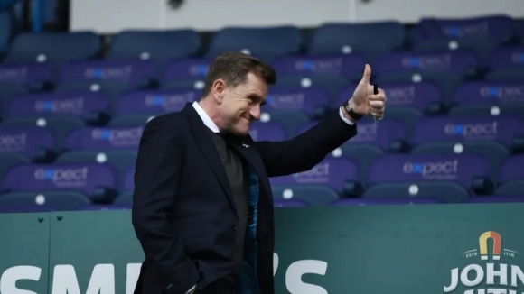 Президентът на Хъдърсфийлд Дийн Хойл се съгласи да продаде