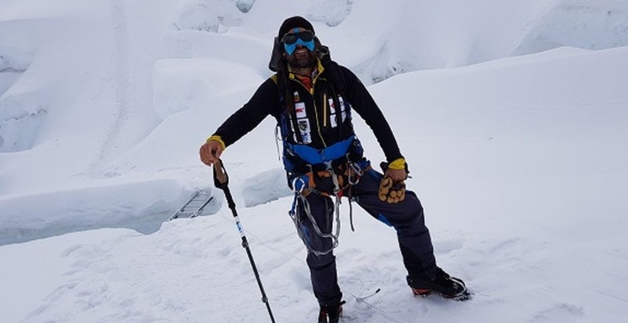Вече почти три седмици алпинистът Атанас Скатов се задържа предимно
