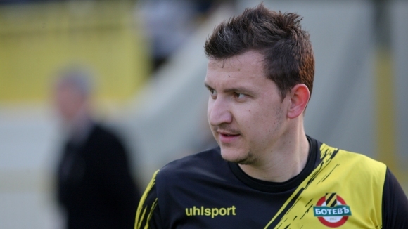 Тодор Неделев удължи договора си с Ботев Пловдив с още