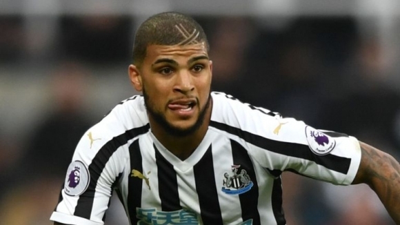 Десният защитник на английския Нюкасъл ДеАндре Йедлин е претърпял успешна