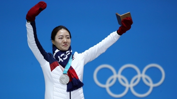 Двукратната олимпийската шампионка по бързо пързаляне с кънки Сан Хуа Ли