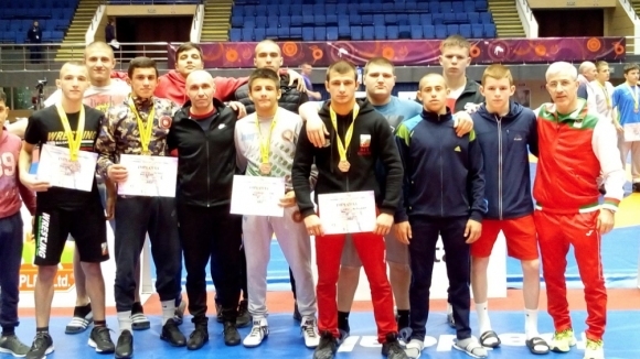 Общо осем медала спечелиха кадетите на турнир по борба в