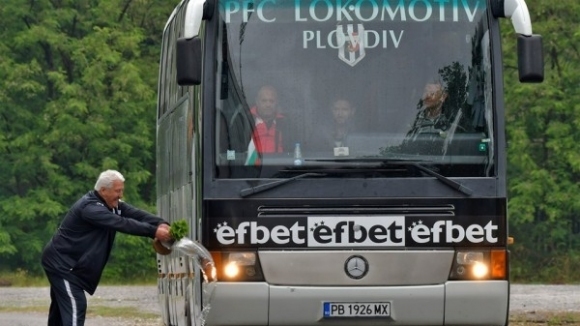 Автобусът на Локомотив Пловдив пристигна в София където утре смърфовете