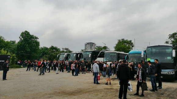 Феновете на Локомотив Пловдив отпътуваха от Лаута за София с
