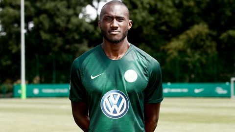 Капитанът на германския елитен Волфсбург Жошуа Гилавоги е удължил договора
