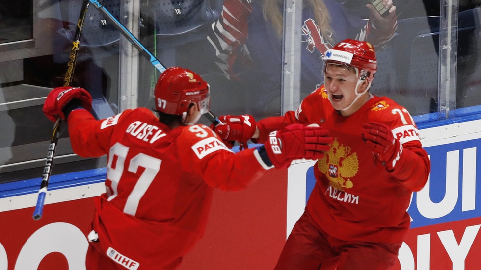 Отборите на Русия и Канада са първите полуфиналисти на световното