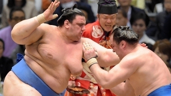 Комусуби Аоияма победи маегашира 4 Аби на турнира по сумо в