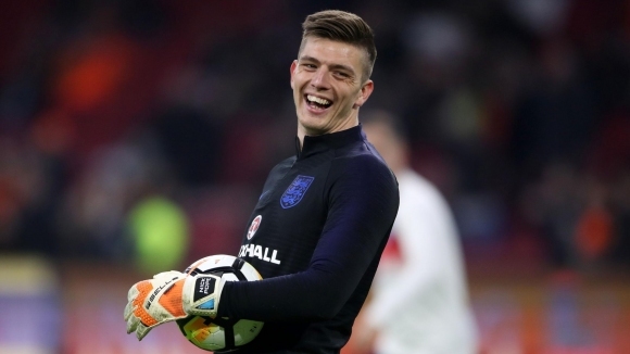 Вратарят Ник Поуп продължи своя договор с Бърнли потвърдиха от