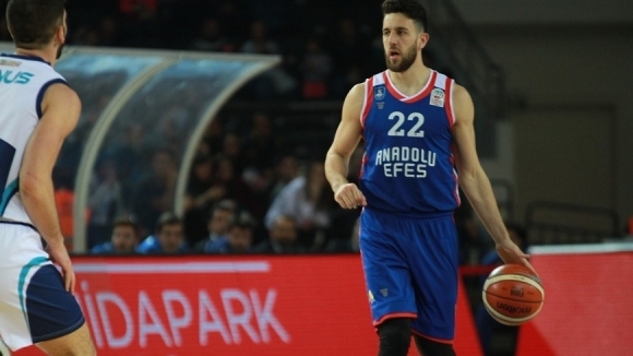 Сръбският плеймейкър Василие Мицич преподписа договора си с Анадолу Ефес