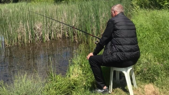 Наско Сираков все по-често намира време за риболов, а вече