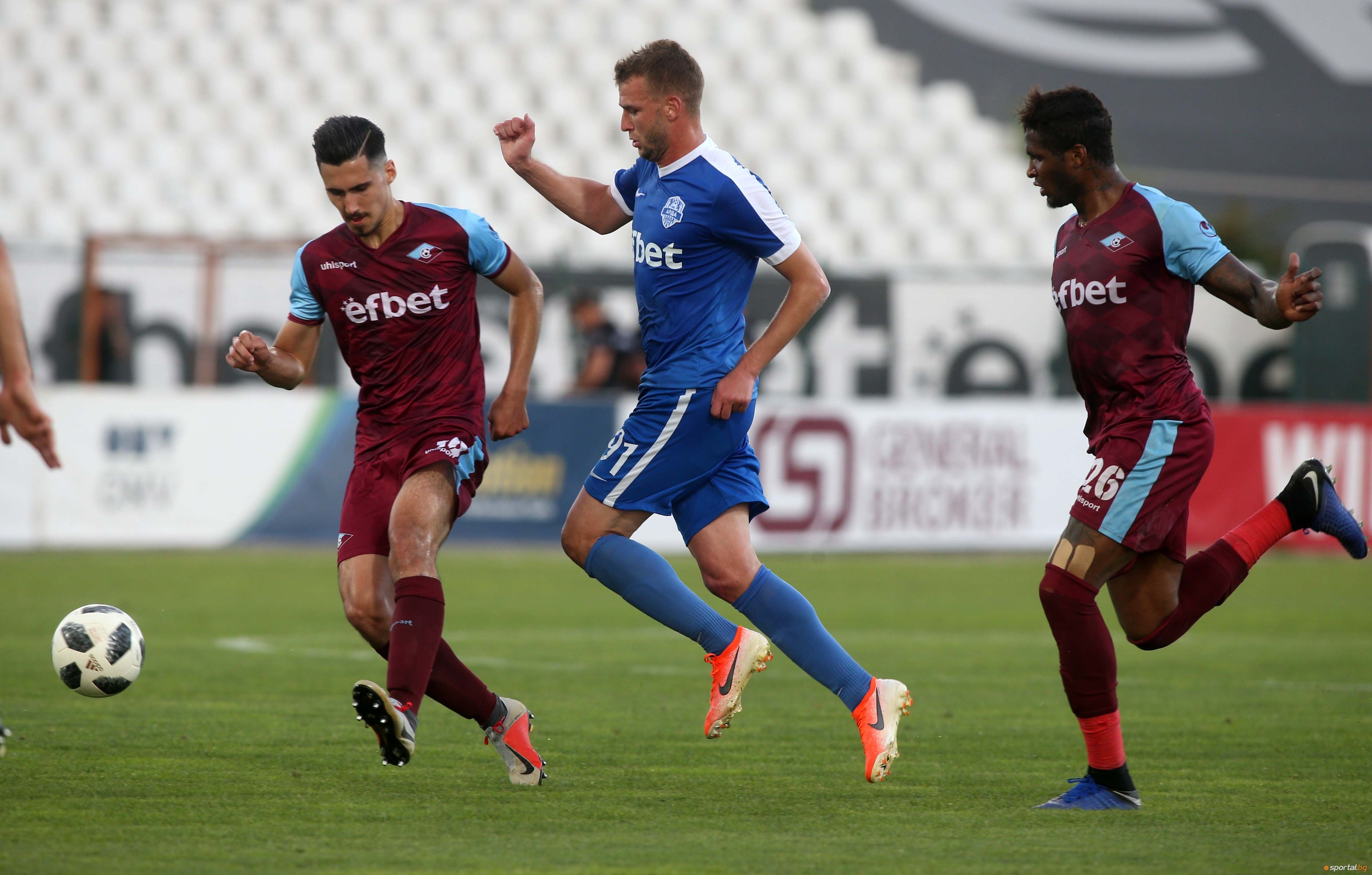 Халфът на Септември София Асен Чандъров се ядоса здраво след