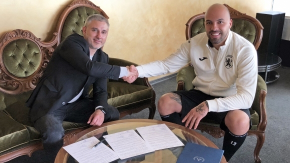 Националният вратар на България Николай Михайлов подписа договор с Левски