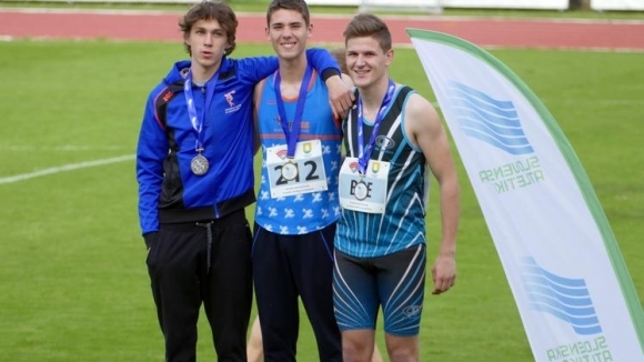 15 годишният Сандро Томасини Йершин на снимката в средата преодоля 220