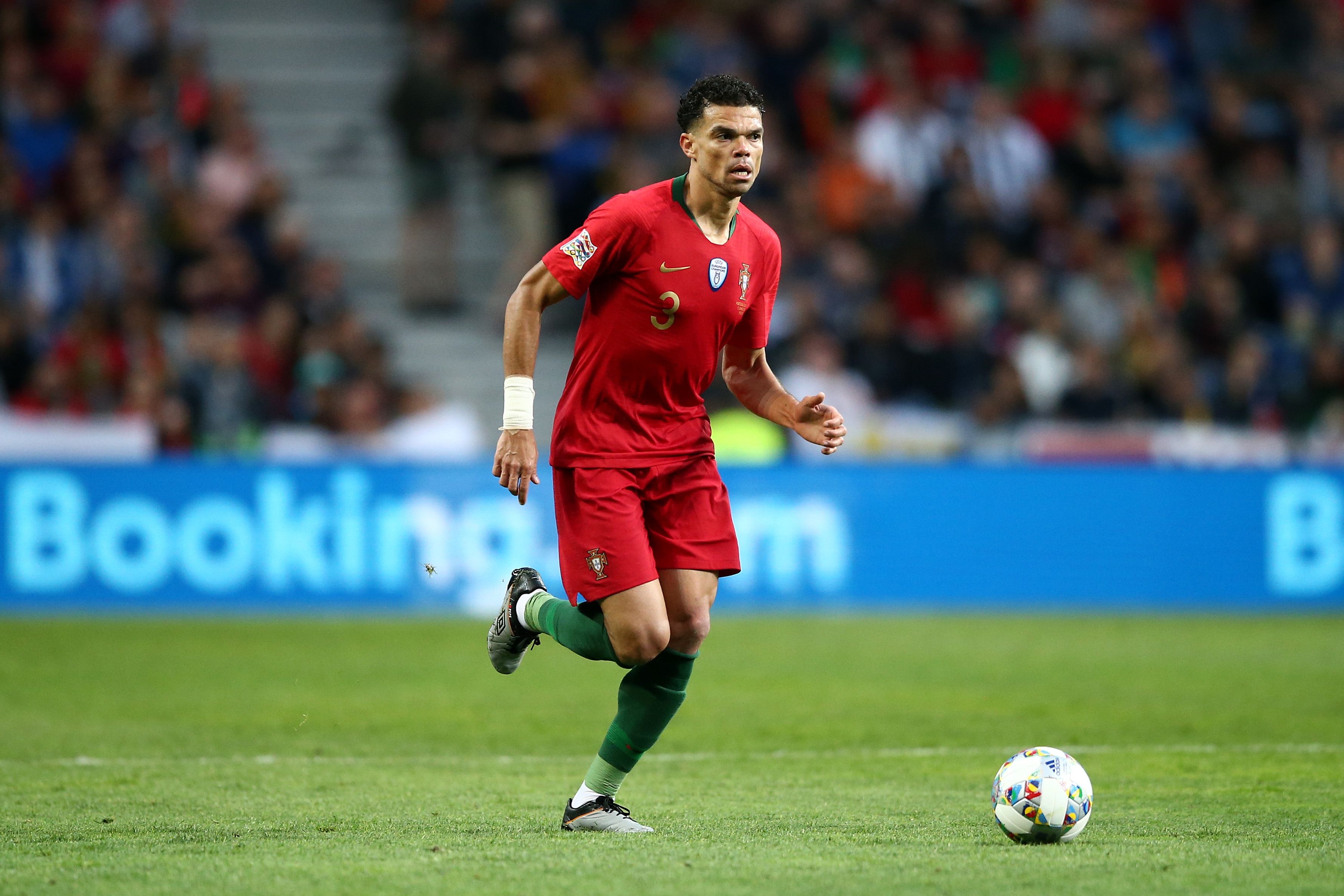 Португалският защитник Пепе ще пропусне финалния мач на Лигата на