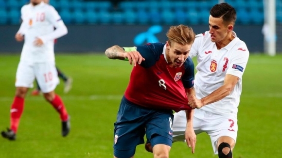 Националният отбор на България излиза с изцяло бели фланелки и