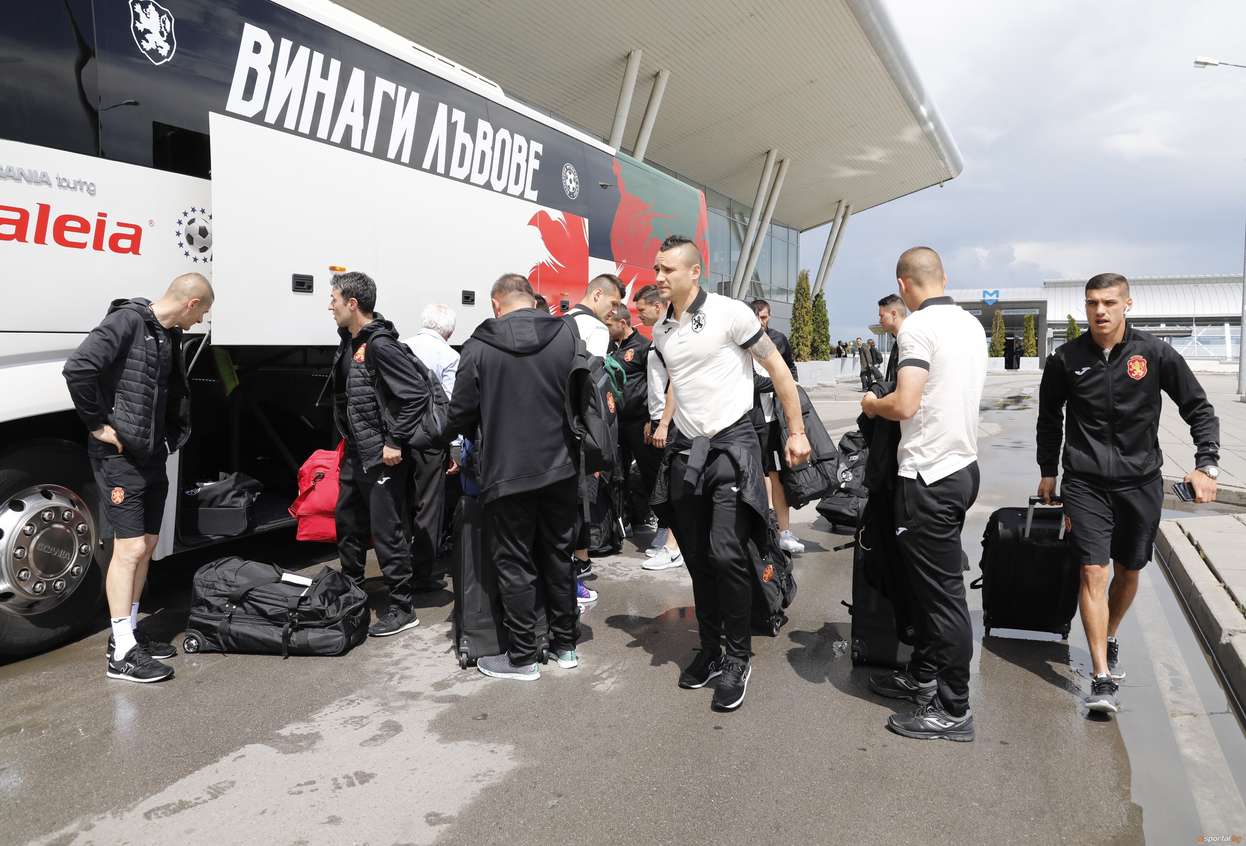 Националният отбор на България се прибра от Чехия, където снощи