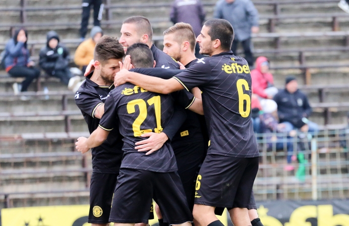 Третодивизионният Миньор Перник се раздели с трима футболисти на които