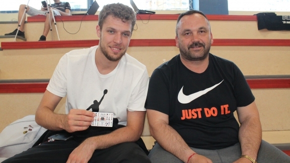 Най добрият български баскетболист в последните години Александър Везенков посети